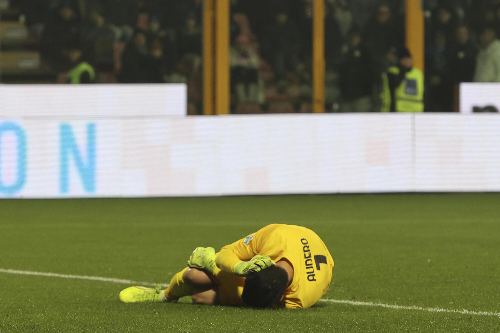 Emil Audero a terra dopo il lancio del petardo