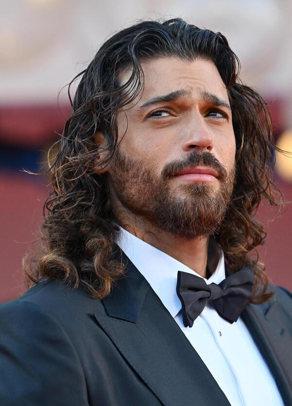 Sanremo 2026, altro che turcata! Can Yaman co-conduttore all&rsquo;Ariston &egrave; la scelta giusta di Carlo Conti. E il motivo &egrave; semplicissimo&hellip;