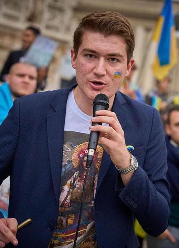 Sugli scontri a Torino ascoltate Matteo Hallissey: &ldquo;Chi manifesta pacificamente ha una responsabilit&agrave;&rdquo;. Intervista al leader dei Radicali: &ldquo;Basta essere democristiani&rdquo;