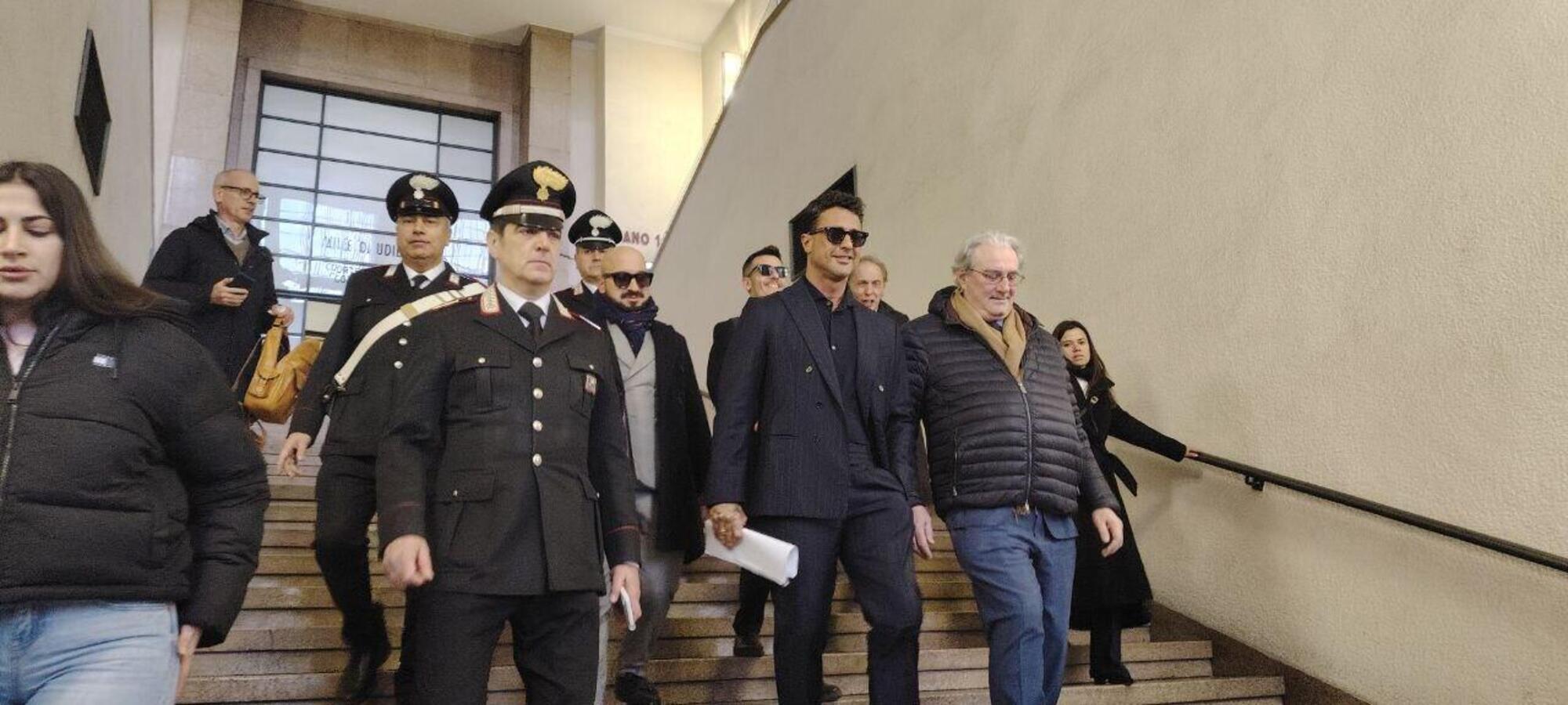 Fabrizio Corona scende lo scalone del Tribunale di Milano