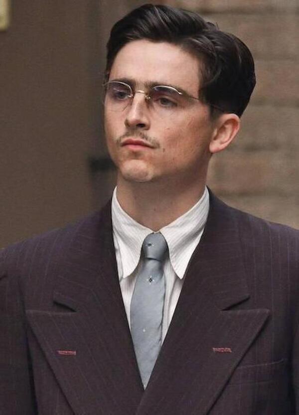 Baffetti sottili e cravatte multicolore: cos&igrave; Marty Supreme (e Chalamet) si stanno prendendo il cinema