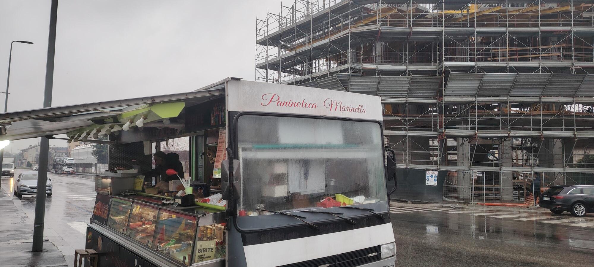 Il paninaro sotto la pioggia