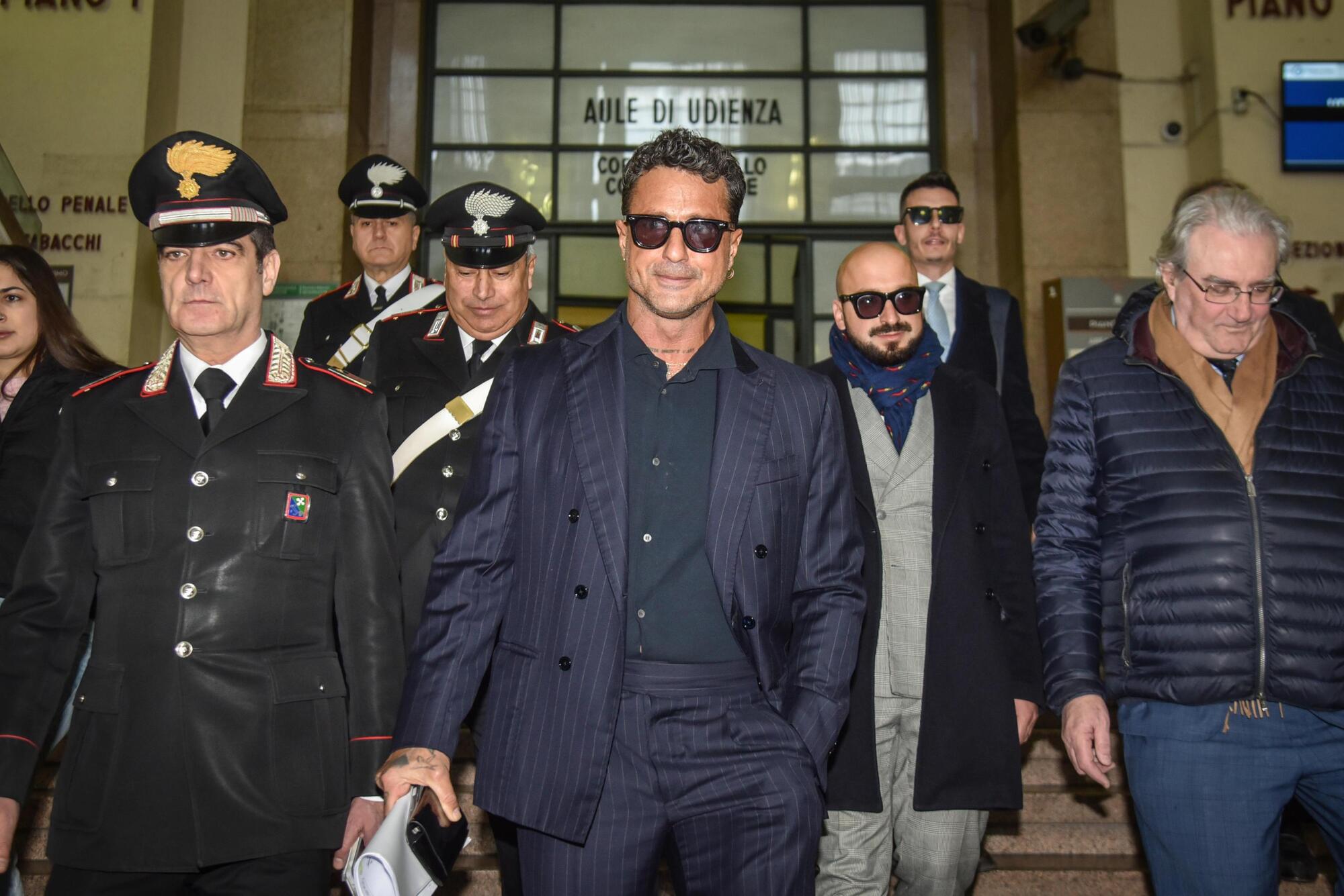 Fabrizio Corona fuori dal Tribunale di Milano