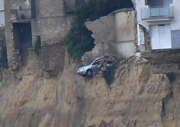 Chiedete scusa! A Niscemi il proprietario di un auto finita nel burrone non pu&ograve; annullare l'assicurazione perch&eacute; servono i documenti, che sono nell'auto