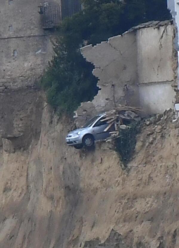Chiedete scusa! A Niscemi il proprietario di un auto finita nel burrone non pu&ograve; annullare l'assicurazione perch&eacute;...