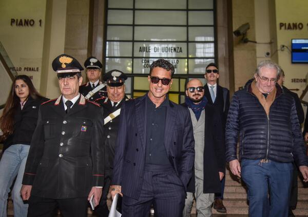 Mediaset denuncia i locali che ospiteranno Corona (e Corona denuncia Mediaset), ma perch&eacute; non usa i suoi media, i suoi talk e Le Iene per smontare le accuse di Falsissimo?