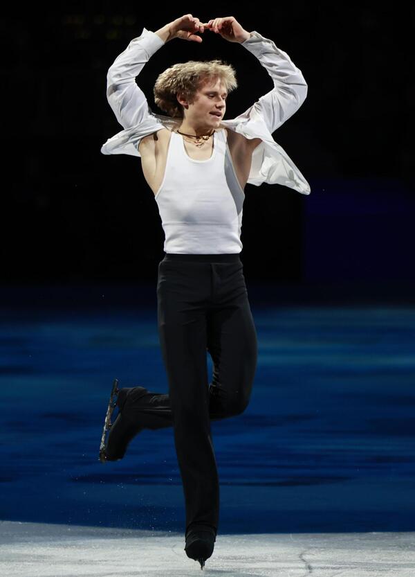 Il LeBron James del pattinaggio artistico &egrave; alle Olimpiadi: ecco Ilia Malinin, il &ldquo;dio dei quadrupli&rdquo; con i tifosi nei palazzetti anche in allenamento. I video virali su TikTok e il &ldquo;dieci&rdquo; di Snoop Dogg