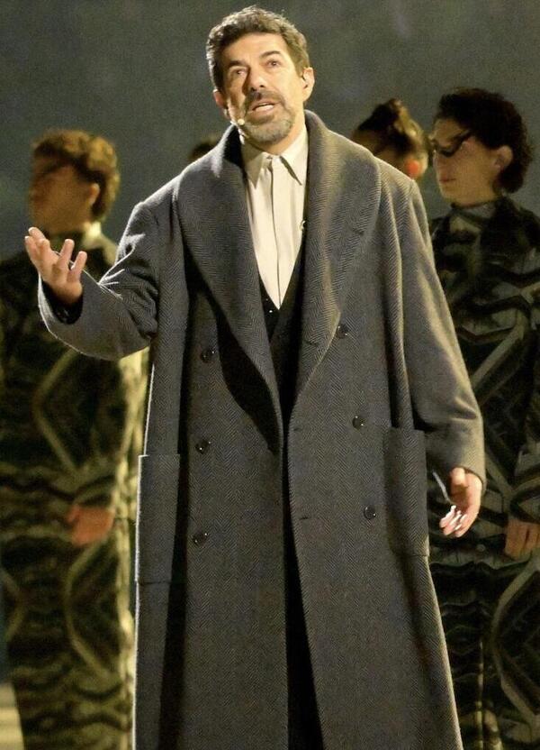 Favino &egrave; Infinito. Anche alle Olimpiadi si parla di guerra, ma Leopardi ci concede un attimo sospeso 