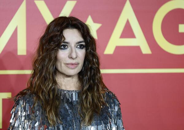 Ma quanto spacca Sabrina Impacciatore che balla in tutina dorata all&rsquo;apertura delle Olimpiadi Milano-Cortina? Ma non &egrave; merito dell&rsquo;Italia se &egrave; diventata cos&igrave; famosa