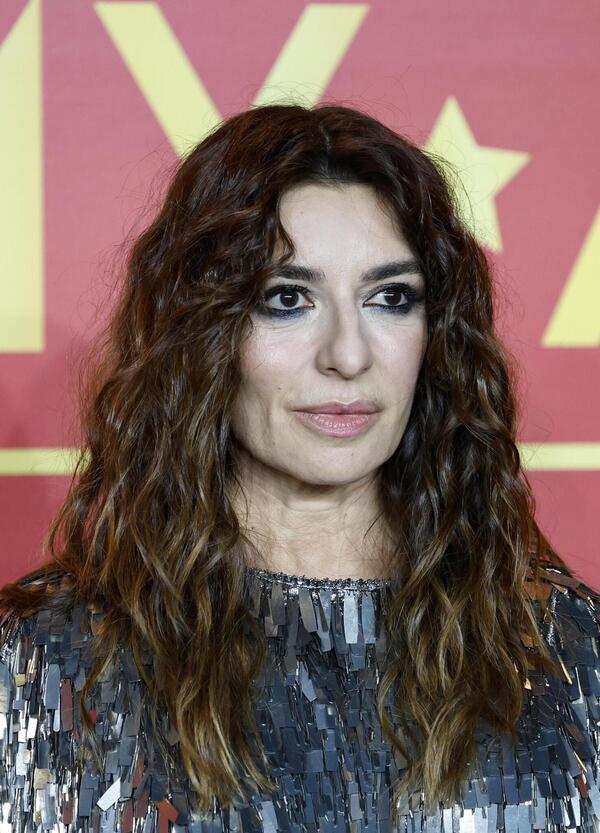 Ma quanto spacca Sabrina Impacciatore che balla in tutina dorata all&rsquo;apertura delle Olimpiadi Milano-Cortina? 