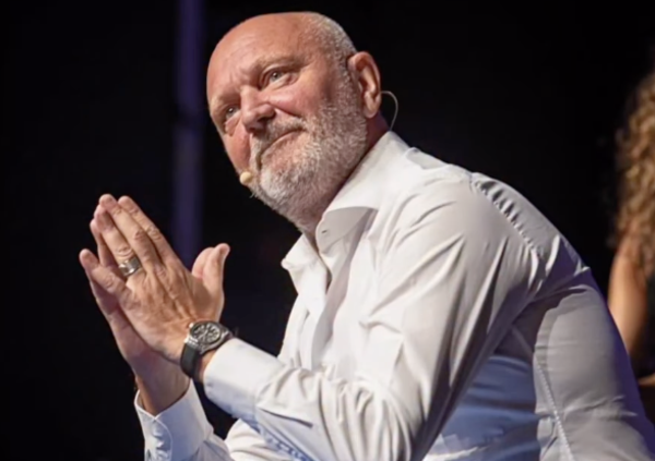 Pucci rinuncia a Sanremo, ma non &egrave; lui il fascista: lo sono le risate all&rsquo;olio di ricino di chi va ai suoi spettacoli. La finta comicit&agrave; e il conformismo spacciato per libert&agrave; d&rsquo;espressione 