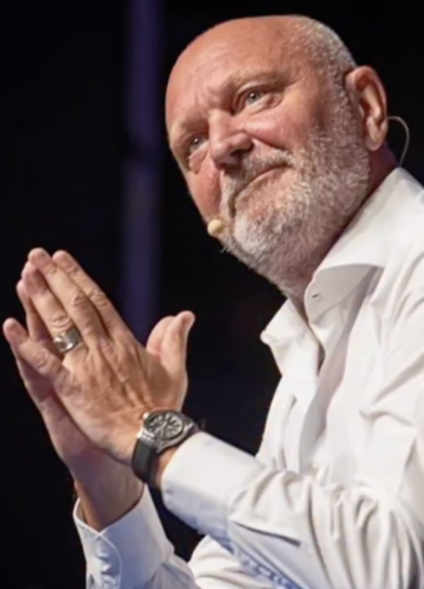 Non &egrave; Pucci ad essere fascista, lo sono le risate all&rsquo;olio di ricino di chi va ai suoi spettacoli