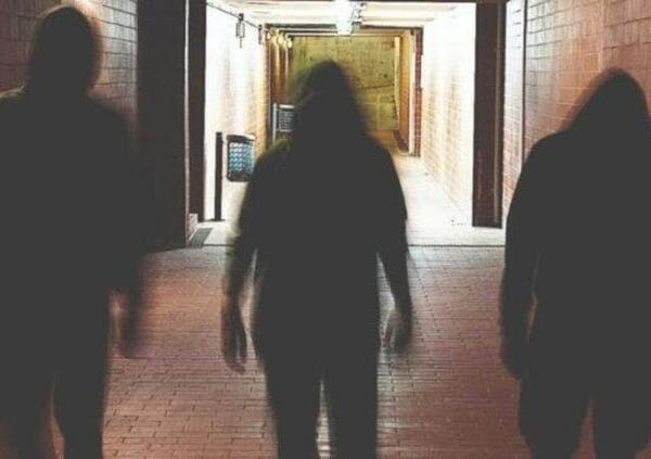 Il giornalista Gonzato (Libero) aggredito e derubato in stazione da una gang: &ldquo;Dietro questo nordafricano, o italiano di seconda degenerazione, c&rsquo;erano i suoi sodali. Avevano il coltello in tasca&rdquo;. Una storia che abbiamo gi&agrave; sentito