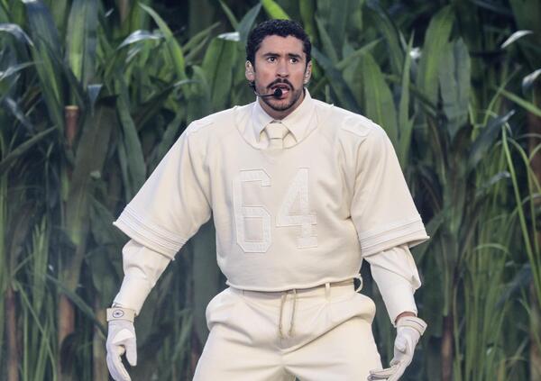 Ma davvero Bad Bunny indossava un giubbotto antiproiettile sotto il vestito al Super Bowl? Magari ha paura che Trump gli spari, ma qual &egrave; la verit&agrave;?