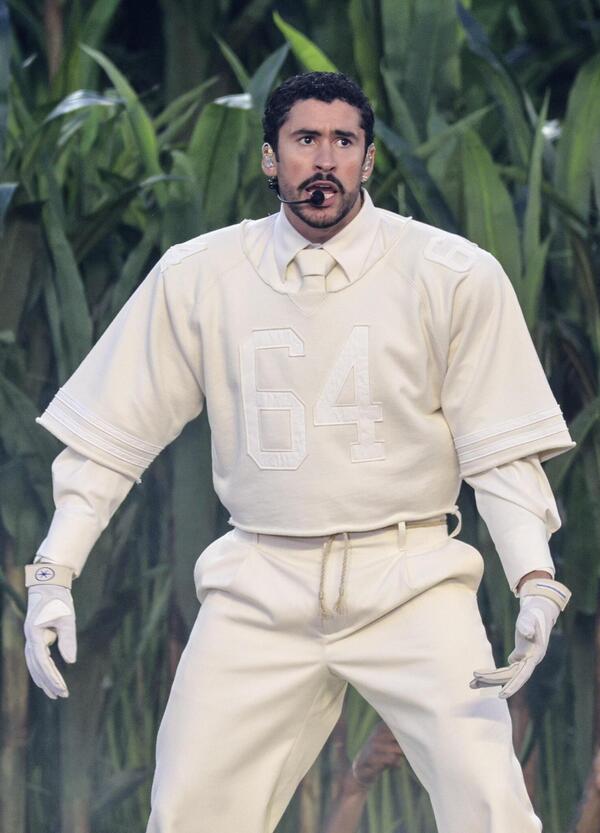 Ma davvero Bad Bunny indossava un giubbotto antiproiettile sotto il vestito al Super Bowl? Magari ha paura che Trump gli spari, ma qual &egrave; la verit&agrave;?