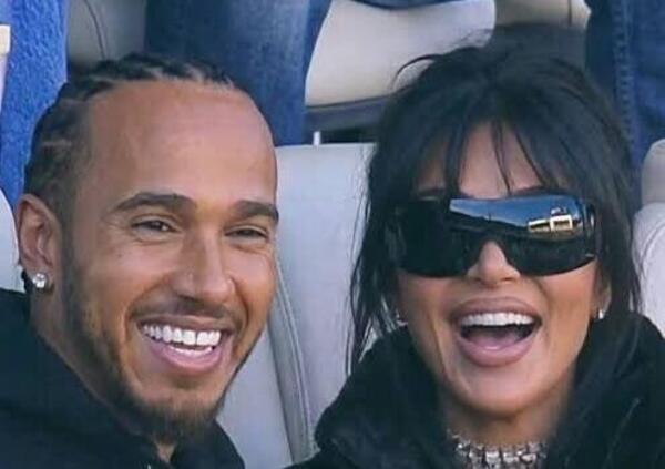Lewis Hamilton non vince pi&ugrave;? S&igrave;, ma con Kim Kardashian al Super Bowl gli &egrave; bastato poco per ricordarci che &egrave; ancora il re