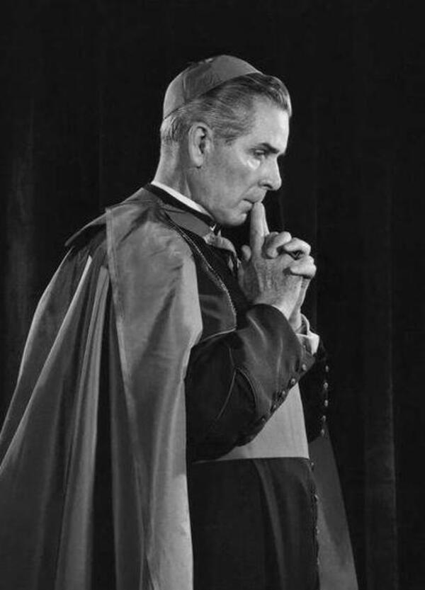 Chi &egrave; Fulton Sheen, fatto beato da Papa Leone XIV? Vinse l&rsquo;Emmy, &ldquo;predisse&rdquo; la morte di Stalin e resuscit&ograve; un bambino 