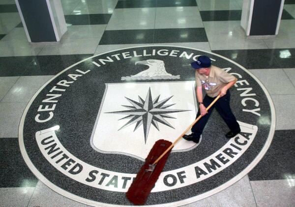 Perch&eacute; le spie europee non si fidano pi&ugrave; della Cia? Quello strano legame tra Trump e Putin che minaccia l'Ue