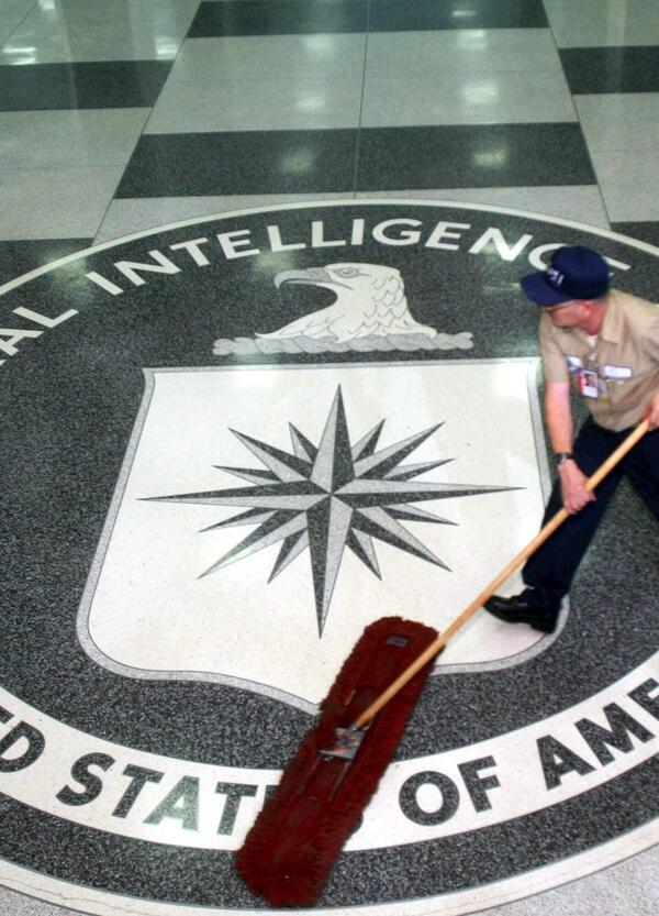 Perch&eacute; le spie europee non si fidano pi&ugrave; della Cia? Quello strano legame tra Trump e Putin che minaccia l'Ue