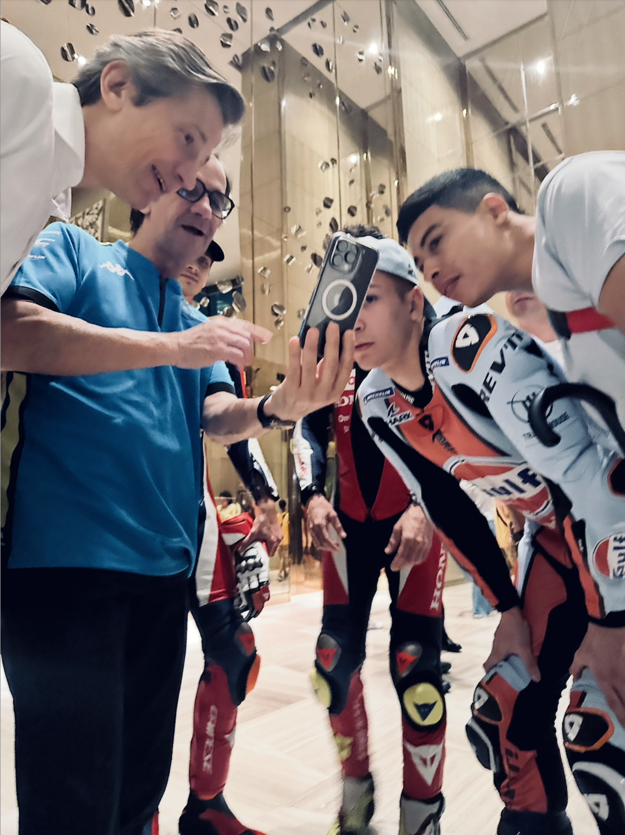 Piloti e manager guardano la parata delle MotoGP per scoprire cosa fare