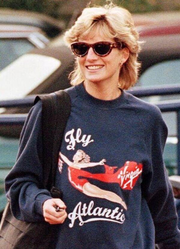 Ma vi ricordate l'iconica felpa di Lady Diana? Ora &egrave; tornata in vendita. Ecco il prezzo, dove trovarla e tutto quello che dovete sapere