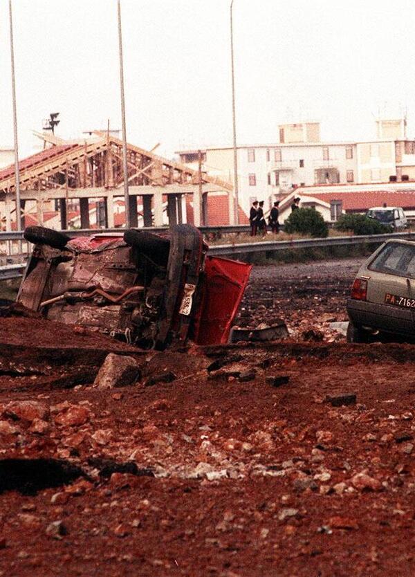La Procura esclude la pista nera per la strage di Capaci? Ma nel 2015 il pentito Gioacchino La Barbera parl&ograve; di un uomo esterno a Cosa Nostra (anche per il delitto Mattarella). E la giornalista che lo intervist&ograve; oggi dice: &ldquo;Chi gli chiese di ritrattare?&rdquo;