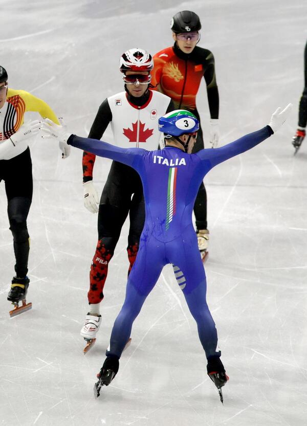 Pietro Sighel vince l&rsquo;oro, si volta al traguardo e fa incaz*are tutti a Milano Cortina: &ldquo;Arianna Fontana? Chi la conosce&rdquo;. Ecco il trash talker dello short track alle Olimpiadi