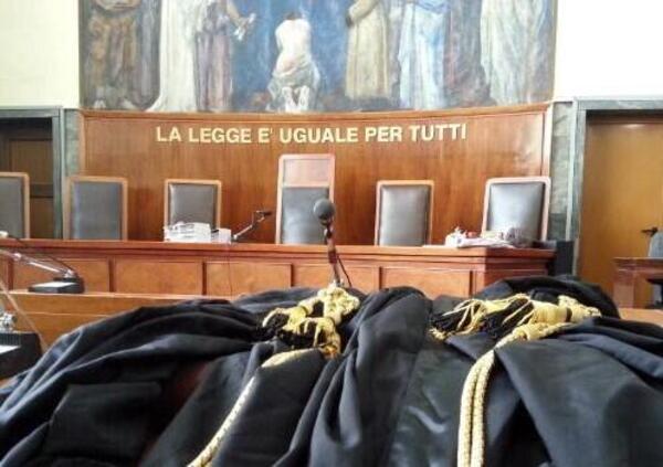 Fascistelli condannati a Bari e Schmidheiny salvato a Torino: lo Stato bullo con i nostalgici e servo smemorato con il re dell&rsquo;eternit (amico del Mossad e Epstein)