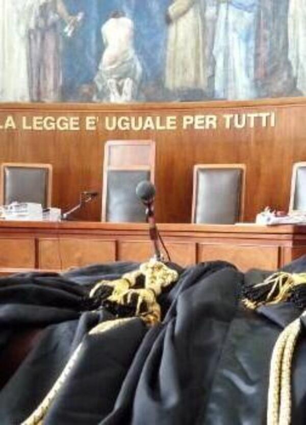 Fascistelli condannati a Bari e Schmidheiny salvato a Torino: lo Stato bullo con i nostalgici e servo con il re...