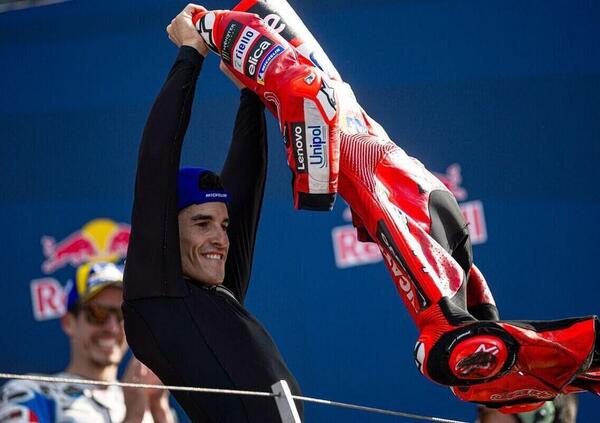 Davvero Marc Marquez smette nel 2027? Non serviva un video per spiegarci che se in moto &egrave; ingiocabile, a parac*laggine &egrave; proprio invincibile