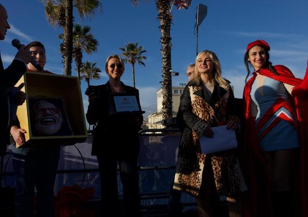 Premiati i vincitori del Premio Funari 2026! Carlo Freccero, Francesca Pascale e Germano Lanzoni sono i &ldquo;giornalai dell'anno&rdquo;. E Pascale dal palco ricorda Berlusconi: &ldquo;Con Funari due maestri di libert&agrave;&rdquo;