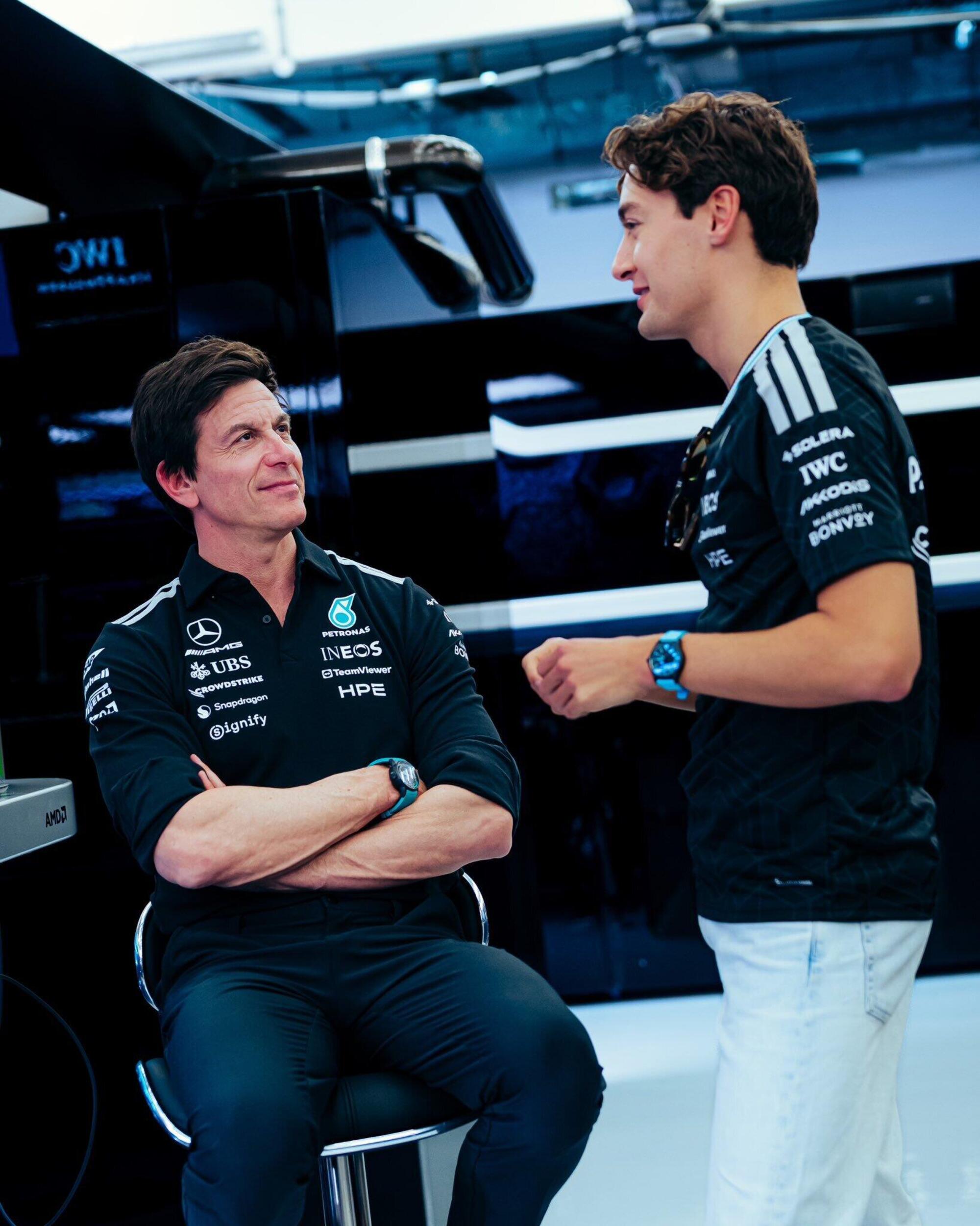 Toto Wolff e George Russell in Bahrain, 2026.