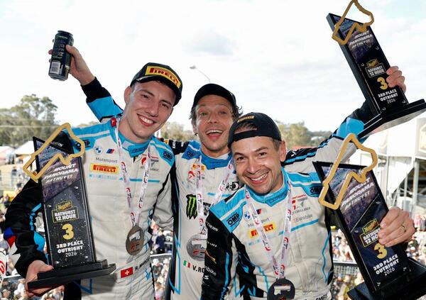 Ma che spettacolo questo Valentino Rossi a Bathurst! Ecco come inizia la stagione del Doc, sul podio con la BMW M4 GT3 insieme a Farfus e Marciello
