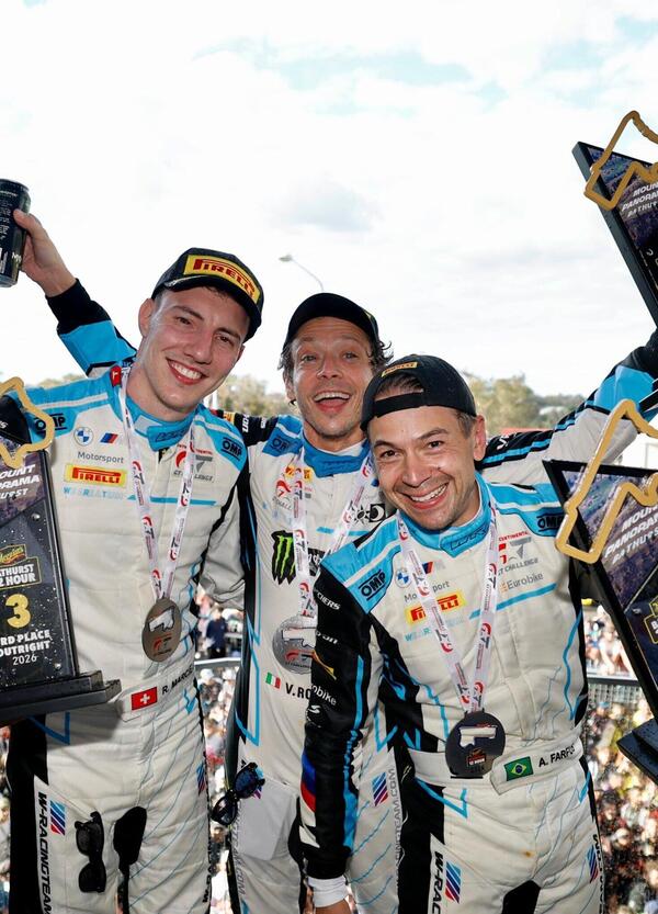 Guess who&rsquo;s back! Valentino Rossi, a Bathurst podio e tradizione confermata per iniziare il 2026: signori, che spettacolo