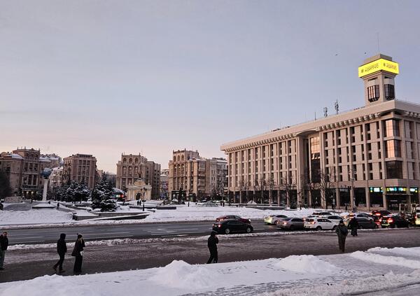 REPORTAGE ESCLUSIVO DA KYIV: mentre il mondo si concentra sulle Olimpiadi, la capitale dell'Ucraina &egrave; sospesa tra i blackout e l'avanzata russa