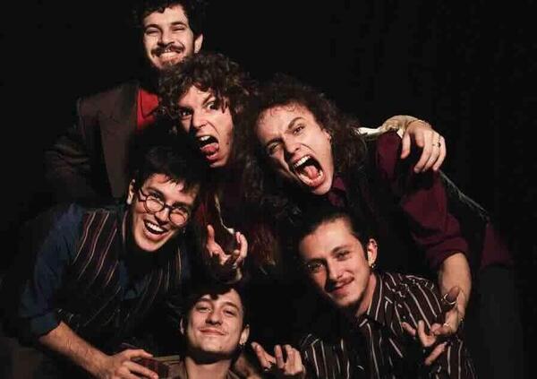 Intervista totale ai Patagarri, che sganciano la loro &ldquo;Bomba intelligente&rdquo;: &ldquo;Non prendiamo soldi dai brand immischiati in Medio Oriente&rdquo;. La politica? &ldquo;Alcuni partiti ci hanno chiesto di collaborare, ma abbiamo detto no&rdquo;