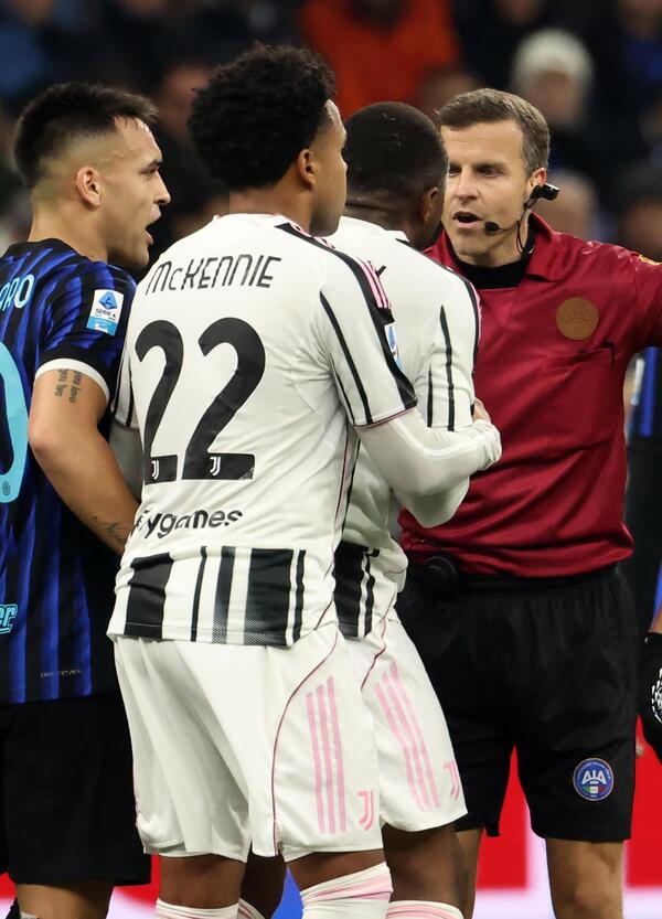 Tutti a belare su Bastoni, Chivu e Inter-Juve. Ma nessuno si fa le domande giuste: di chi &egrave; la colpa se le regole fanno schifo e i nostri arbitri sono mediocri?