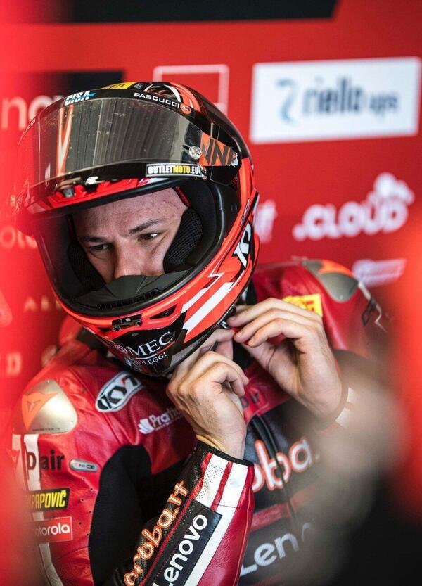 Petrucci e BMW faticano a Phillip Island: Bulega e Ducati unica certezza di questa SBK senza futuro