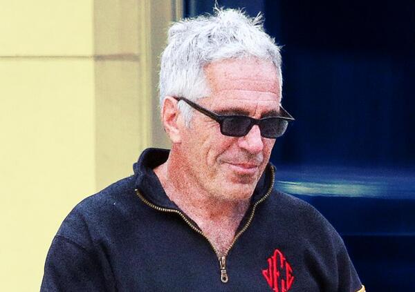 Jeffrey Epstein &egrave; una psicosi collettiva? Non bastano i crimini veri, ora sui social diventano virali le finte vittime create con l&rsquo;intelligenza artificiale