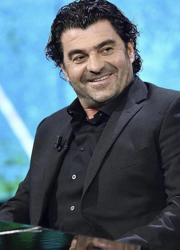 Ma Alberto Tomba alle Olimpiadi &egrave; il &ldquo;sosia&rdquo; di Mattarella? Chiama gli atleti dopo le medaglie, augura fortuna ai vincitori: la Bomba ha preso il posto del presidente della Repubblica?