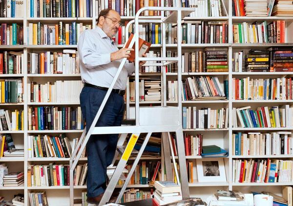 Dieci anni senza Umberto Eco, lo ricorda Paolo Di Paolo: &ldquo;Era imponente. Ora gli scrittori sembra siano nati ieri. La creativit&agrave; &egrave; istintiva. Non sono pi&ugrave; artisti e intellettuali&rdquo;