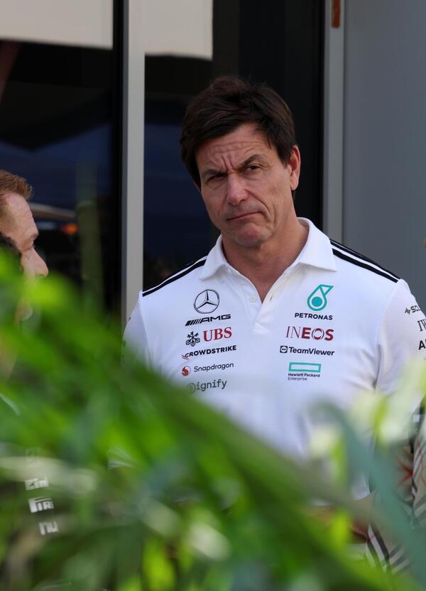 Ferrari rivoluzionaria, Toto Wolff parla di stro*zate e cita gli Epstein Files: questa Formula 1 in Bahrain ha gi&agrave; cominciato a piacerci