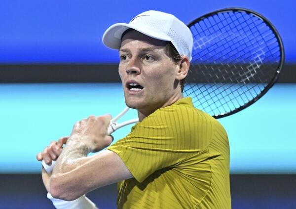 Per gli italiani Sinner non pu&ograve; pi&ugrave; perdere? Ogni sconfitta ha l&rsquo;odore del dramma. Jannik esce dal 500 di Doha contro Mensik: una partita persa che non significa niente