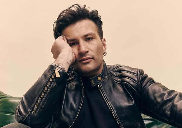 Eddie Brock ci ha raccontato &ldquo;Avvoltoi&rdquo;, in gara a Sanremo. Da &ldquo;Non &egrave; mica te&rdquo; al Festival, il duetto con Fabrizio Moro e l'amore secondo il cantante romano