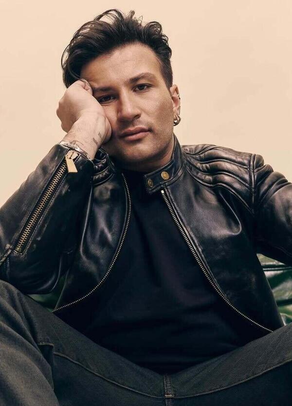 Eddie Brock ci ha raccontato &ldquo;Avvoltoi&rdquo;, in gara a Sanremo. Da &ldquo;Non &egrave; mica te&rdquo; al Festival, il duetto con Fabrizio Moro e l'amore secondo il cantante romano