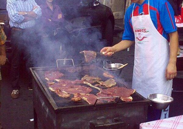 Vogliono vietare la carne di cavallo? Fanno bene e ve lo spiega uno scrittore catanese. Controstoria di una tradizione culinaria, dalle puppette in osteria ai quartieri a luci rosse