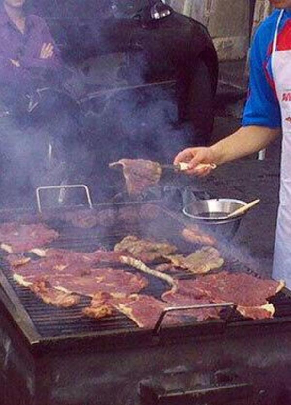Vogliono vietare la carne di cavallo? Fanno bene e ve lo spiega uno scrittore catanese. Controstoria di una tradizione culinaria, dalle puppette in osteria ai quartieri a luci rosse