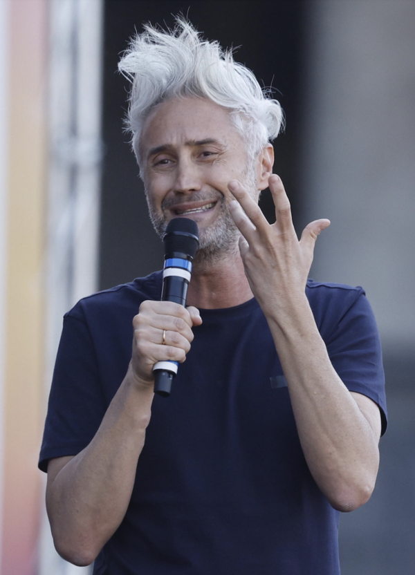 Vincenzo Schettini, come nasce un fenomeno: obbligo di comprarsi l&rsquo;iPad, i bonus giustifica e un intero istituto asservito ai like social per anni? Ecco la sua &ldquo;scuola del futuro&rdquo;