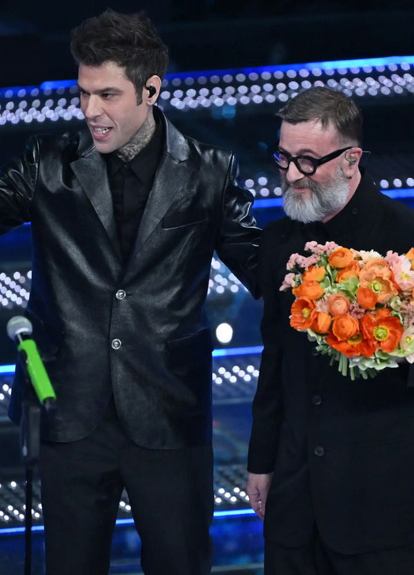 Masini e Fedez "culodritto" a Sanremo: dall&rsquo;uva rubata al minibar, siamo padri nudi e spezzati 