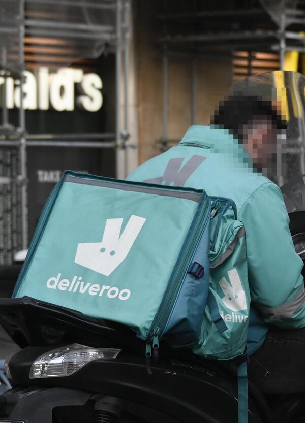 Deliveroo sottopaga i rider? S&igrave;, ma il problema siamo noi: chi ordinerebbe cibo a casa se la consegna costasse di pi&ugrave;?